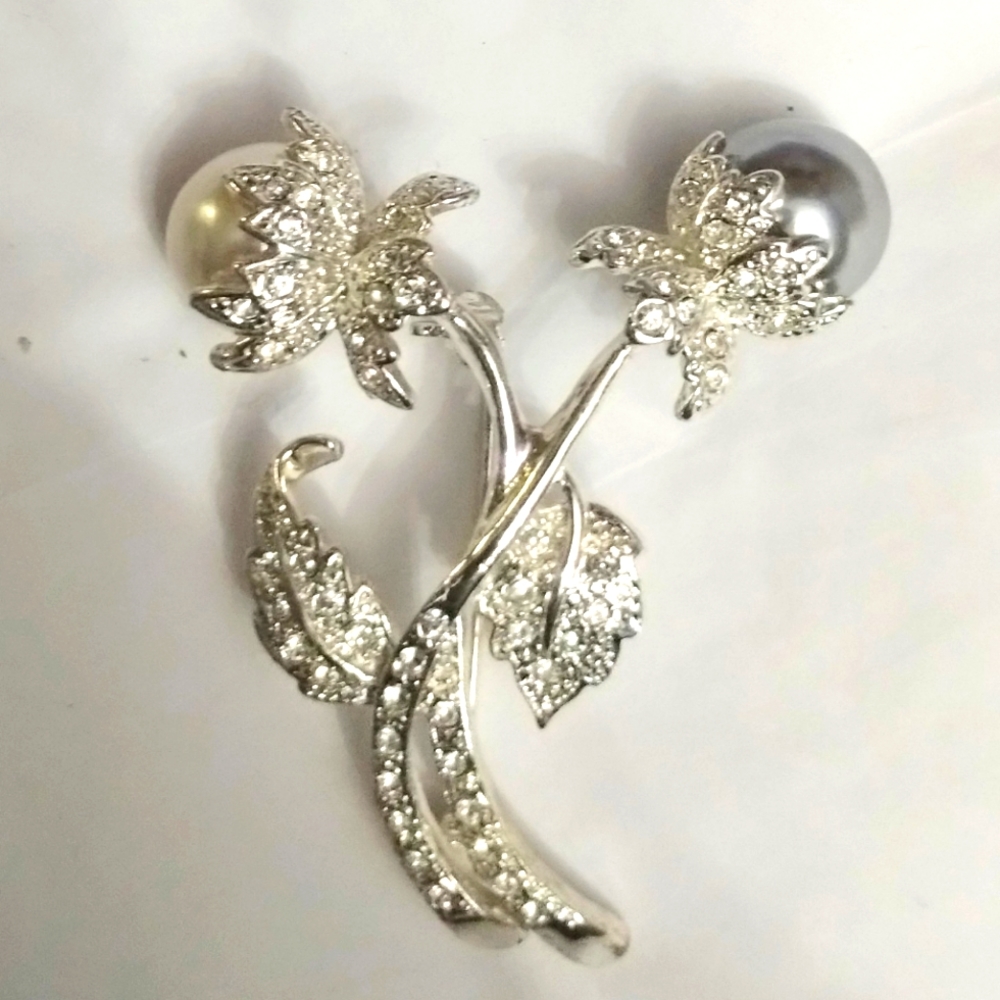 Vtg Avon Faux Pearl Silver Tone Rhonestone Pin Brooch